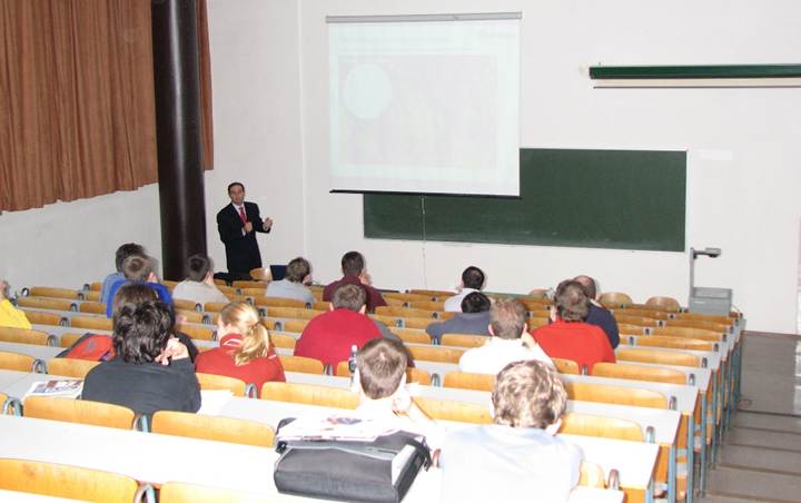 Un grupo de personas en un sal�n de clases

Descripci�n generada autom�ticamente con confianza media