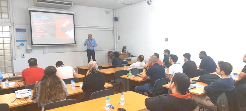 Un grupo de personas en un sal�n de clases

Descripci�n generada autom�ticamente con confianza media